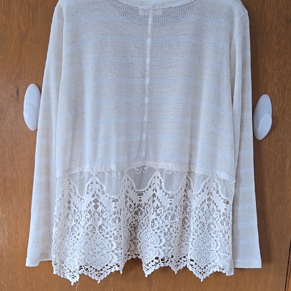 Altered State, Elegant Cream Lace Hem Top Size Large. - Picture 4 of 6